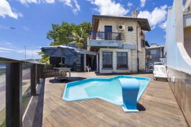 CASA COM PISCINA FRENTE AO MAR, 5 SUTES EM BOMBAS