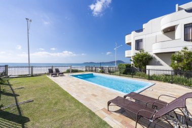 TRIPLEX COM PISCINA DE FRENTE PARA O MAR EM BOMBAS