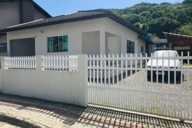 Linda casa de 3 Dorms, para 8 pessoas em Bombas!