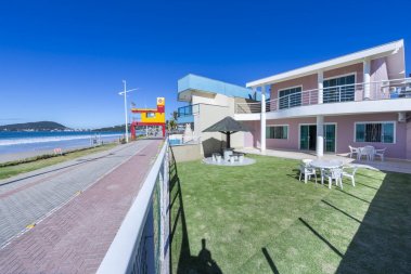 Casa Frente ao Mar com 5 quartos em Bombas - SC