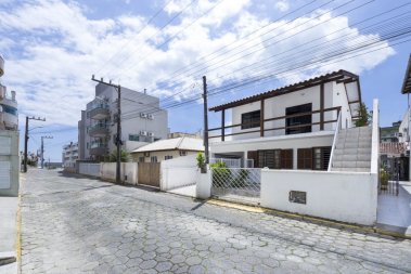 Casa 5 dormitrios para at 12 pessoas em Bombas