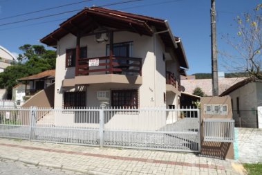 Linda Casa de 2 dormitrios, prxima ao Mar